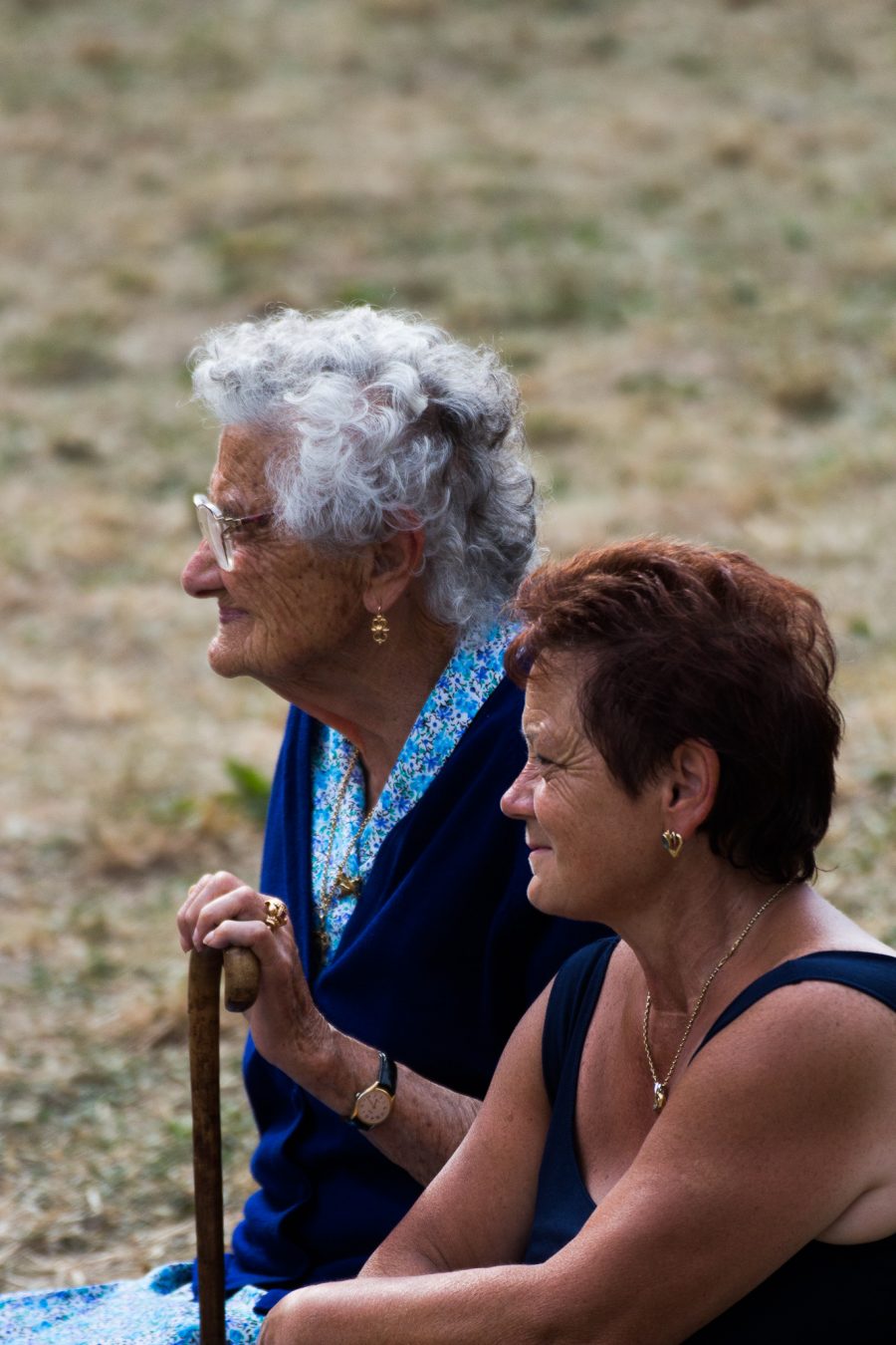 Mother and daughter attending the annual festivity of Saint Louis in Fenestrelle, 2017