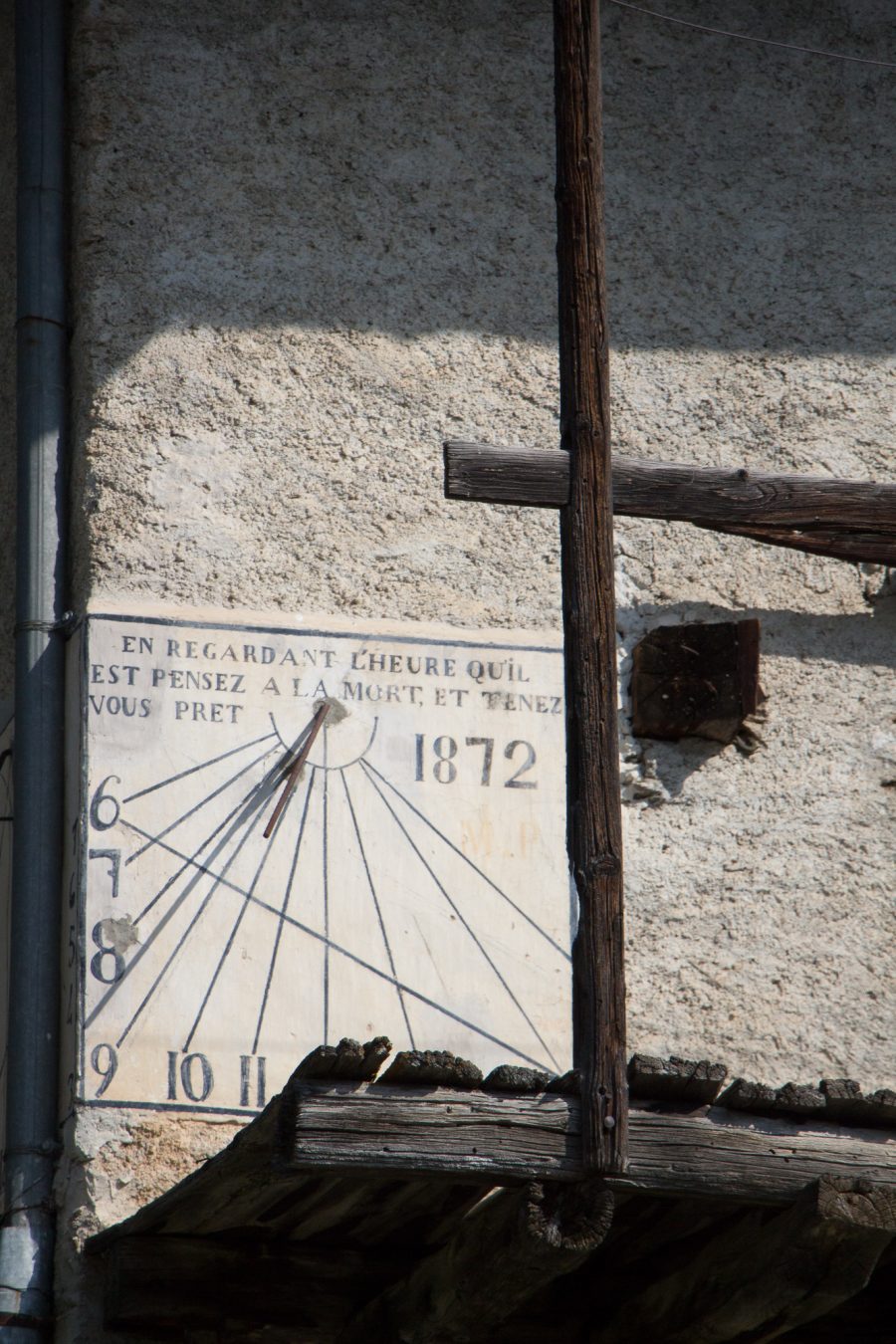Sundial on a wall at Allevè, 2018
